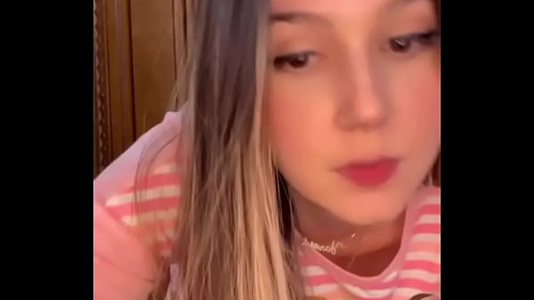 CarolzinhaSG dançando funk no quarto